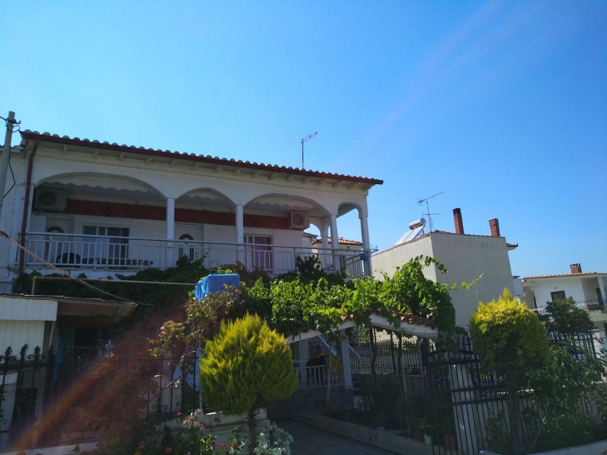 Grigorios Apartments Nea Vrasna Bagian luar foto